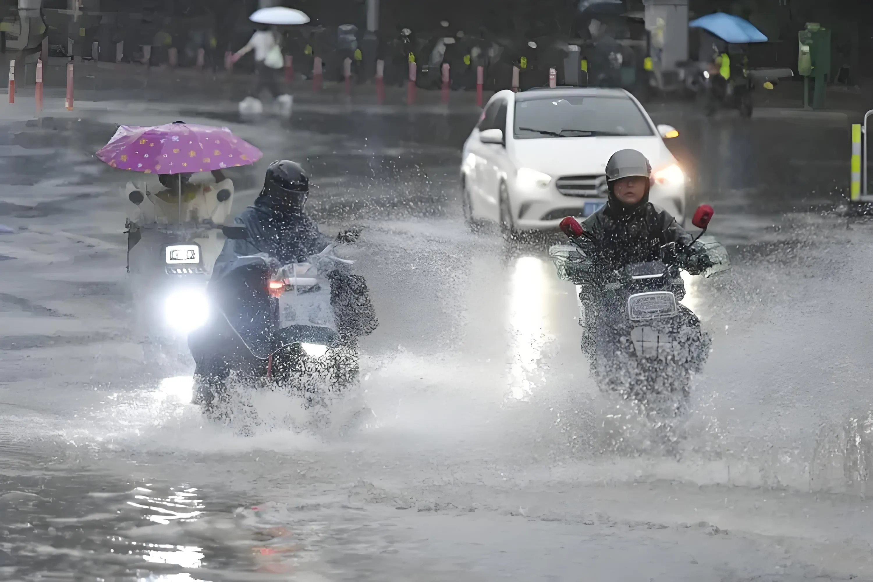 九游体育官网-赛场外地里大雨导致比赛进程缓慢